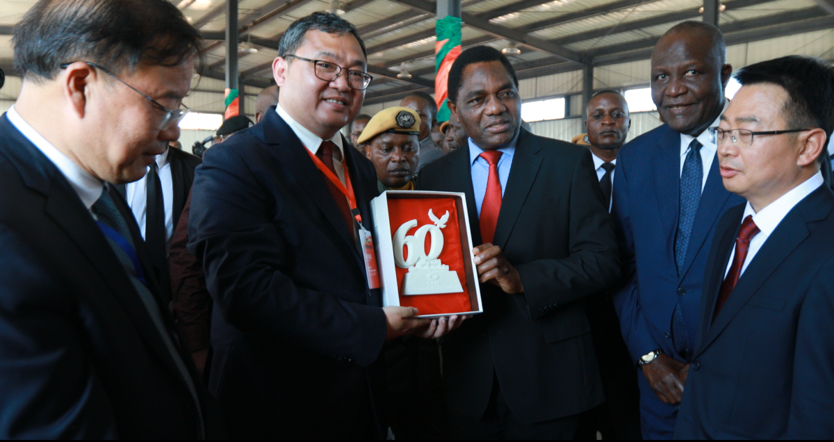 庆祝“中赞建交60周年”3D打印礼物赠予赞比亚总统希奇莱马